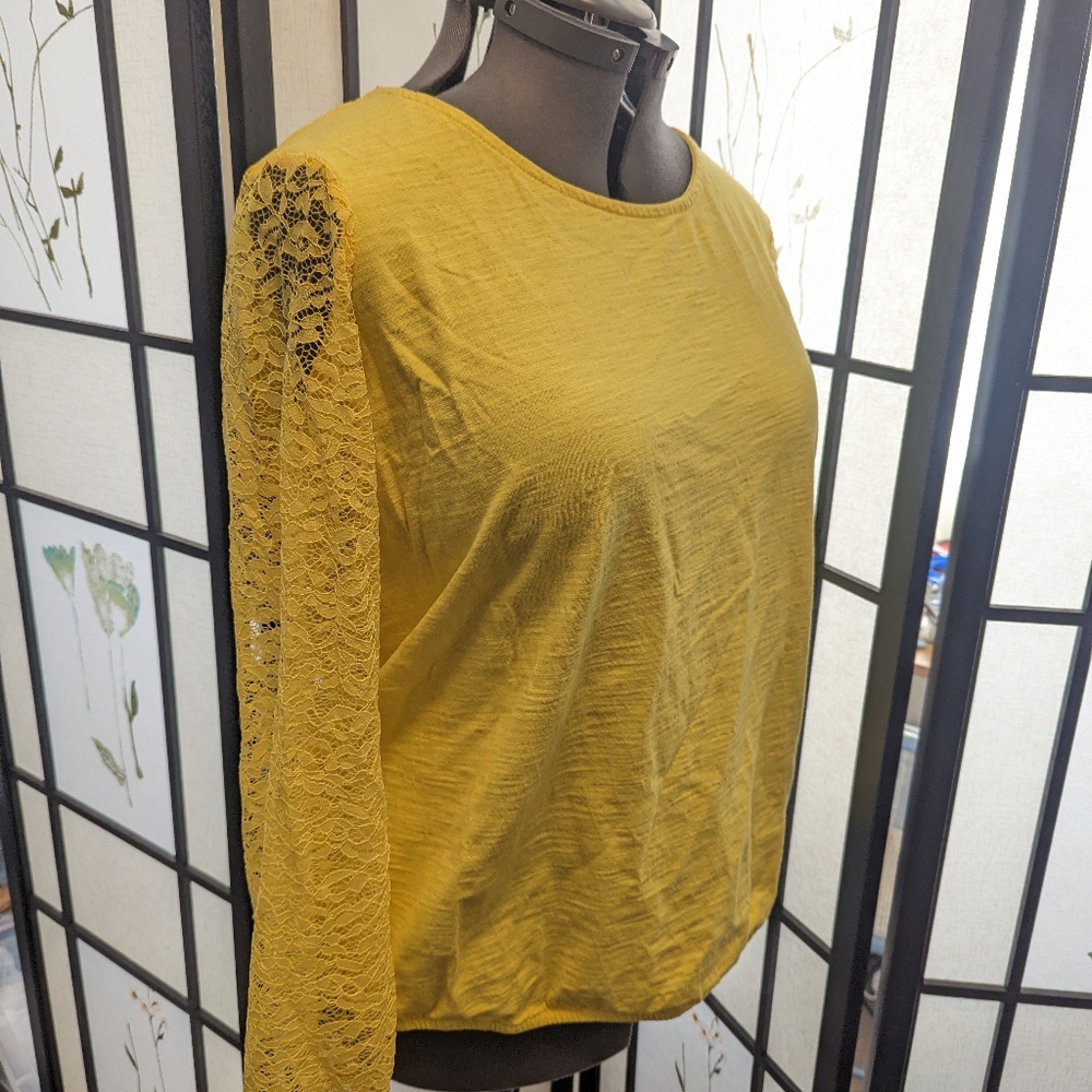 Woman's top - Picture 2 of 4